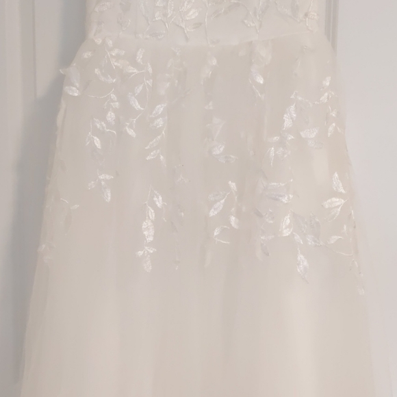 Wedding dress - Picture 3 of 9